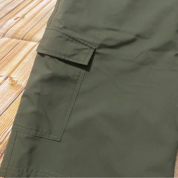 Columbia Green Omni Shade Regular Fit Cargo Shorts - Picture 2 of 5